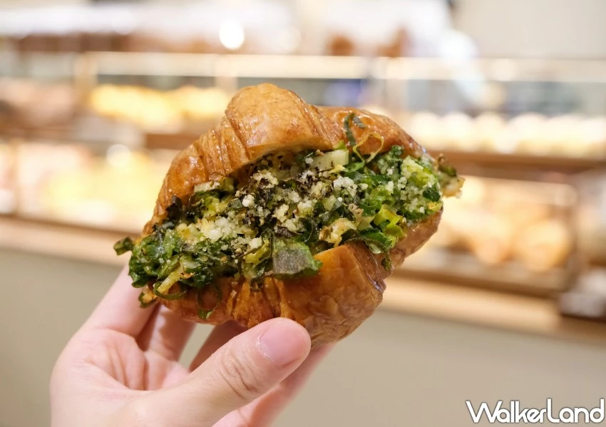 ▲MOO麵包必吃推薦「楓糖香蔥可頌」，金黃酥脆的可頌皮結合鹹香蔥花與楓糖顆粒，鹹甜吃味越吃越涮嘴 / WalkerLand窩客島 鄭雅之 拍攝
