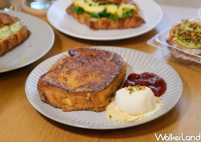 ▲奧瑪咖啡必吃推薦「炙燒焦糖法式吐司」，選用自家烘焙的湯種土司，浸泡12小時後呈現濕潤Ｑ軟口感 / WalkerLand窩客島 鄭雅之 拍攝