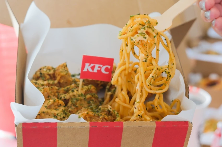 ▲肯德基新品明太子無骨脆雞,每份都搭配日式炒麵 / WalkerLand窩客島 張人尹 拍攝