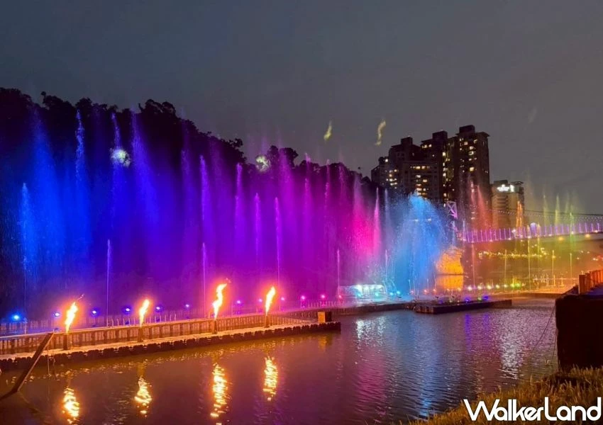 ▲2025碧潭水舞展演每日晚間6點半至9點，每半小時上演一場精彩演出，結合火焰特效、雷射光雕和變化多端的水舞設計 / 新北觀旅局 提供、WalkerLand窩客島整理