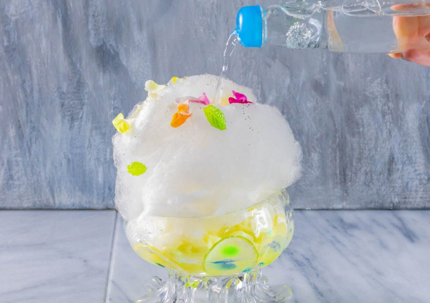 京都Cross Hotel超狂創意,水母造型刨冰淋彈珠汽水秒變哈密瓜奶昔。