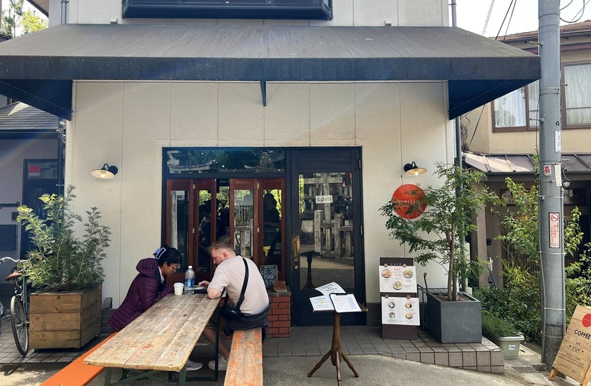 避開伏見稻荷大社的人潮，稻荷山晨間健行，享受森林與池塘之間的早午餐時光