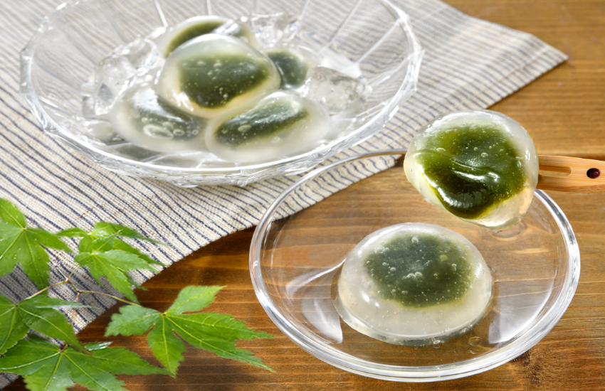 京都人氣甜點品牌推出夏季限定「京都濃茶水饅頭」，抹茶控一定要嚐嚐看。