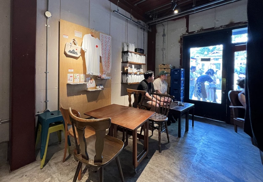 避開伏見稻荷大社的人潮，稻荷山晨間健行，享受森林與池塘之間的早午餐時光