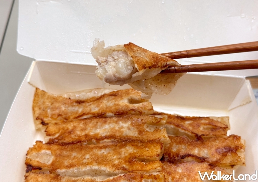 ▲八方雲集這次新品酸甘藍系列推出「酸甘藍鍋貼、酸甘藍水餃」 / WalkerLand窩客島 張人尹 拍攝