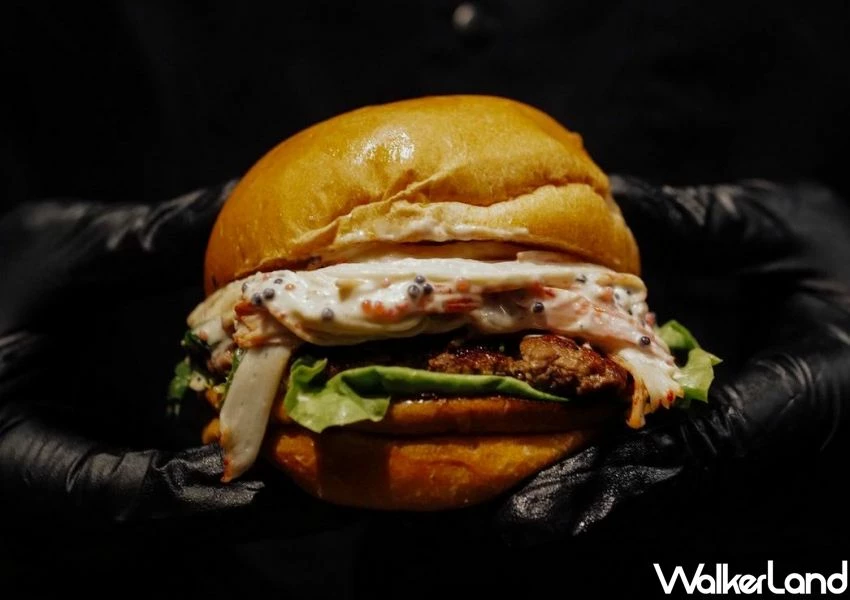 ▲台北圓山漢堡市集「屠夫漢堡」則用魚子醬與第戎醬帶出精品感 / 有趣市集 提供、WalkerLand窩客島整理 ▲台北圓山漢堡市集「屠夫漢堡」則用魚子醬與第戎醬帶出精品感 / 有趣市集 提供、WalkerLand窩客島整理