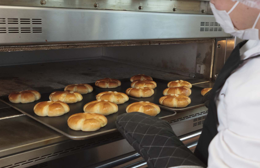 北海道人氣烘焙坊插旗宮城縣，現烤麵包香氣逼人，也買得到超可愛企鵝麵包。