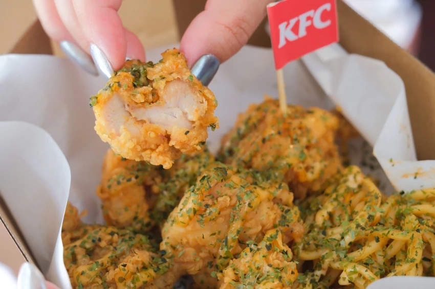 ▲肯德基新品明太子無骨脆雞,搭配日本空運明太子醬 / WalkerLand窩客島 張人尹 拍攝