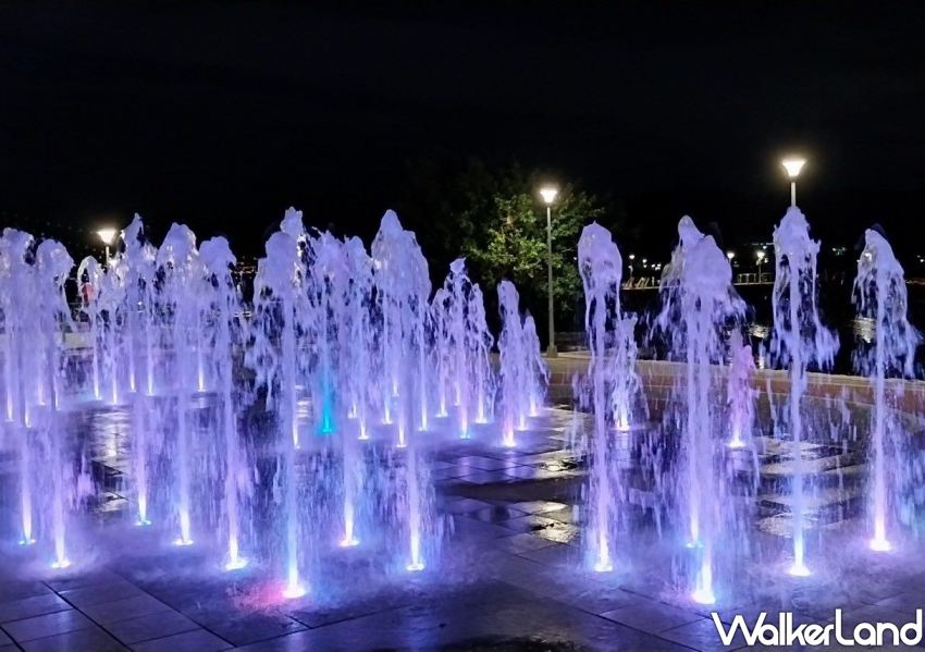 ▲關渡貨櫃市集旁的「關渡水岸景觀噴泉」，自6月起每日四場展演，每小時一場持續至晚間22點20分 / 台北水利處 提供、WalkerLand窩客島整理