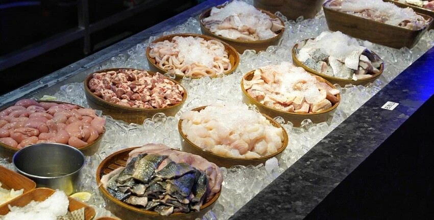 ▲饗麻饗辣PLUS超過100款自助吧吃到飽/ 部落客 阿華田 提供、WalkerLand窩客島整理