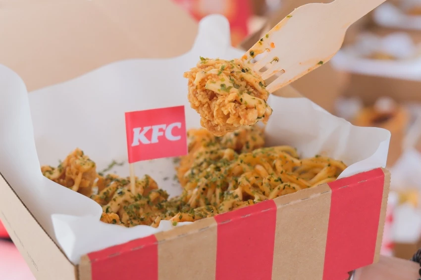 ▲肯德基新品明太子無骨脆雞,明太子炸雞加日式炒麵 / WalkerLand窩客島 張人尹 拍攝