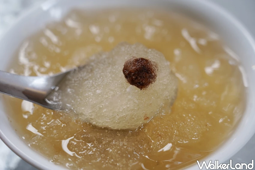 第五市場美食！港伯梅仔冰 80年老字號台中冰店，古早味酸梅冰吃起來。