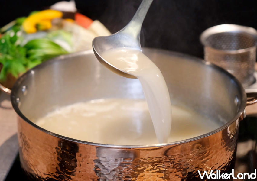 ▲唯一湯底「天然烏骨雞花膠湯」使用整隻烏骨雞、野生鱸魚與頂級花膠細火熬製數小時 / WalkerLand窩客島 鄭雅之 拍攝