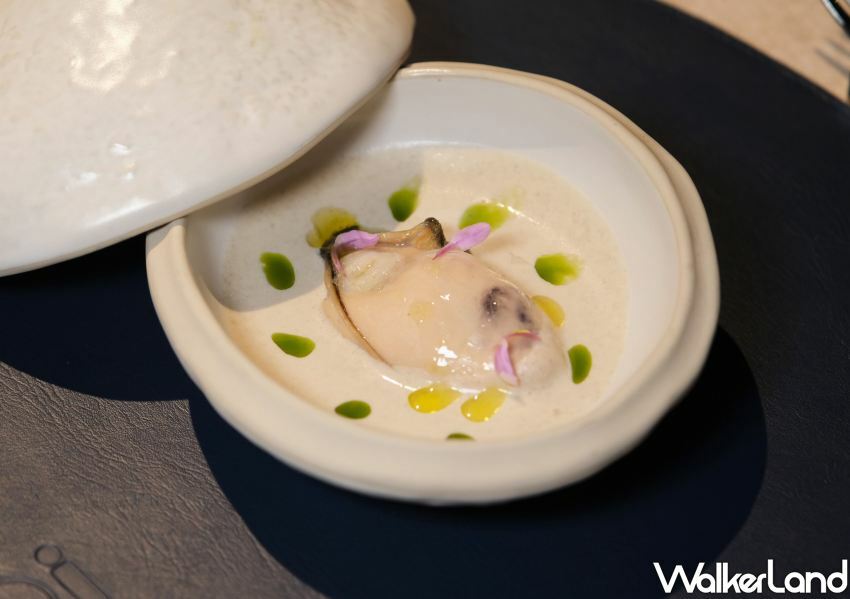 eoi 極致餐飲▲「厚岸生蠔佐椰奶綠豆沙」將海味和古早味綠豆沙堆疊出不同口感 / WalkerLand窩客島 鄭雅之 拍攝