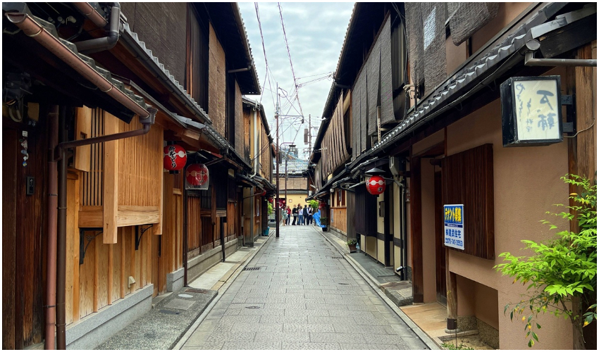 京都祇園的一席茶,不只品茗,更重要是讀得到空氣中的藝術。 京都祇園的一席茶,不只品茗,更重要是讀得到空氣中的藝術。