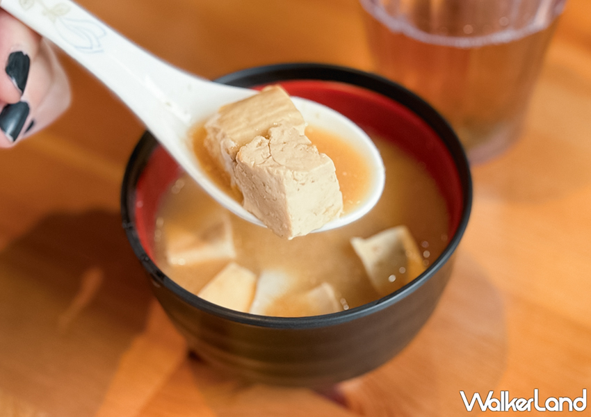 萬里美食推薦！階梯上食堂 平價海鮮丼飯、味噌湯喝到飽，Threads爆紅蛤蜊蒸蛋必吃。