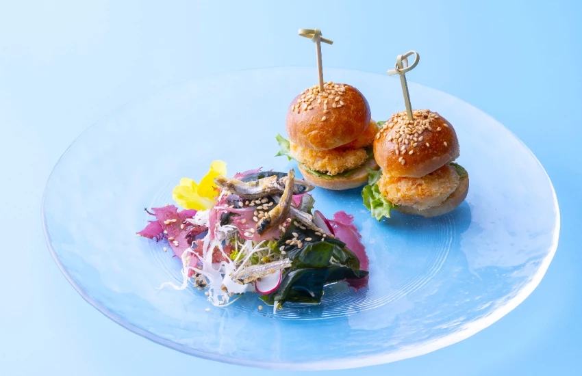 京都凱悅與水族館夢幻聯名，海洋生物造型下午茶太可愛，甜點鹹食都有驚喜。