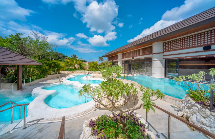 沖繩全新主題樂園「JUNGLIA OKINAWA」開幕倒數計時,12公尺巨型生命樹+世界最大無邊際溫泉打造度假天堂。