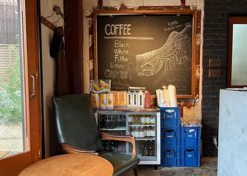 避開伏見稻荷大社的人潮，稻荷山晨間健行，享受森林與池塘之間的早午餐時光