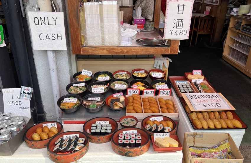 避開伏見稻荷大社的人潮，稻荷山晨間健行，享受森林與池塘之間的早午餐時光
