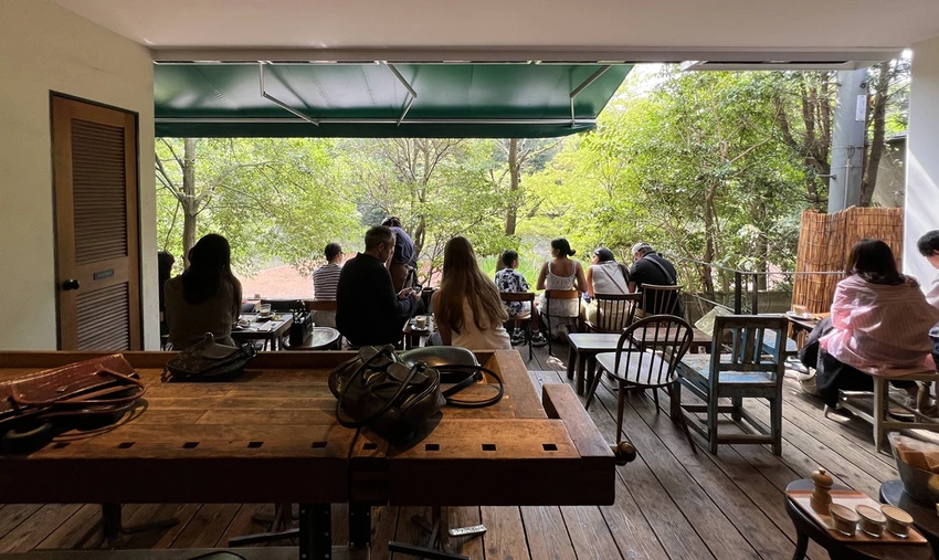 避開伏見稻荷大社的人潮，稻荷山晨間健行，享受森林與池塘之間的早午餐時光