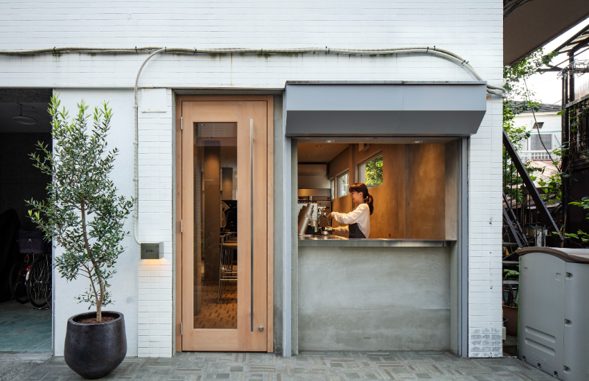 東京三軒茶屋開咖啡廳了，自家烘焙咖啡配可頌超香，店裡家具還能帶回家。