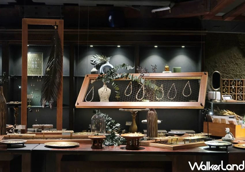 ▲慢溫MenWen台北旗艦店 X 慢溫密室店內有販售各類水晶飾品 / WalkerLand窩客島 鄭雅之 拍攝