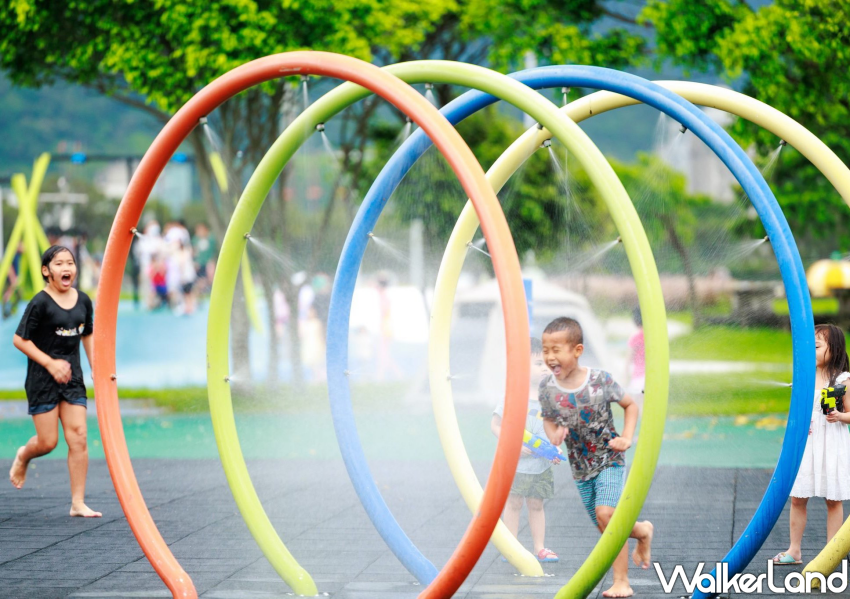 ▲台北免費玩水推薦「大佳河濱公園戲水區」指定時間10:00–10:40、11:00–11:40、15:00–18:00開放 / 台北水利處 提供、WalkerLand窩客島整理