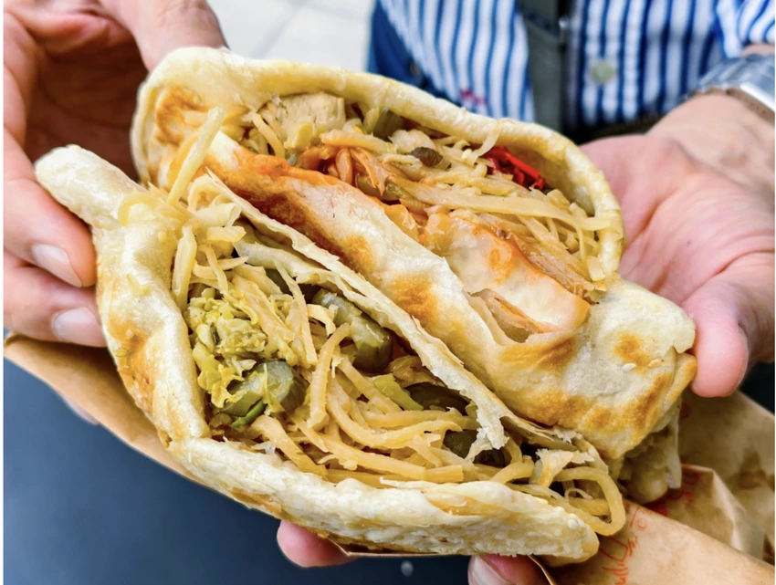 左營眷村傳奇美食!海青王家燒餅 熱賣40年,獨家燒餅夾菜吃過就忘不了。 左營眷村傳奇美食!海青王家燒餅 熱賣40年,獨家燒餅夾菜吃過就忘不了。