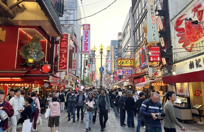 ▲街頭兩旁盡是價格不貴但卻充滿風味的麵粉類料理。