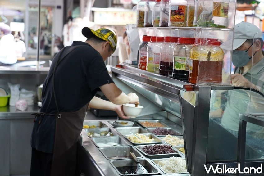 向上市場必吃豆花!30年老字號「向上豆花」,銅板價配料多到滿出碗,宵夜也能吃豆花。 向上市場必吃豆花!30年老字號「向上豆花」,銅板價配料多到滿出碗,宵夜也能吃豆花。