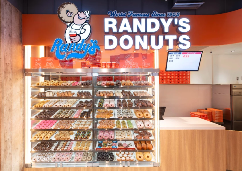 新宿車站必買伴手禮!洛杉磯甜甜圈 Randy's Donuts 插旗東京,鋼鐵人也愛吃、敲碗台灣也要。 新宿車站必買伴手禮!洛杉磯甜甜圈 Randy's Donuts 插旗東京,鋼鐵人也愛吃、敲碗台灣也要。