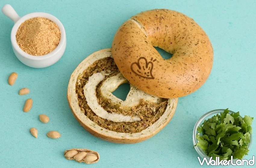 貝果控注意!好丘「花生香菜貝果」攜手大霈引爆「Well Being」新生活運動,搶攻成年度必吃爆款。 貝果控注意!好丘「花生香菜貝果」攜手大霈引爆「Well Being」新生活運動,搶攻成年度必吃爆款。