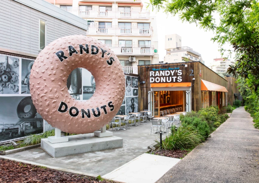新宿車站必買伴手禮!洛杉磯甜甜圈 Randy's Donuts 插旗東京,鋼鐵人也愛吃、敲碗台灣也要。 新宿車站必買伴手禮!洛杉磯甜甜圈 Randy's Donuts 插旗東京,鋼鐵人也愛吃、敲碗台灣也要。