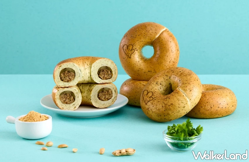 貝果控注意!好丘「花生香菜貝果」攜手大霈引爆「Well Being」新生活運動,搶攻成年度必吃爆款。 貝果控注意!好丘「花生香菜貝果」攜手大霈引爆「Well Being」新生活運動,搶攻成年度必吃爆款。