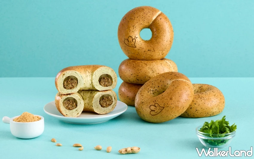 貝果控注意!好丘「花生香菜貝果」攜手大霈引爆「Well Being」新生活運動,搶攻成年度必吃爆款。 貝果控注意!好丘「花生香菜貝果」攜手大霈引爆「Well Being」新生活運動,搶攻成年度必吃爆款。