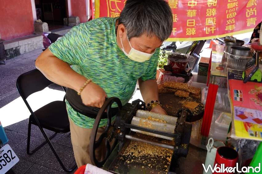 台南祀典武廟拜月老必買！土豆伯府城花生糖 70年古早味花生糖，傳統工法現點現做。