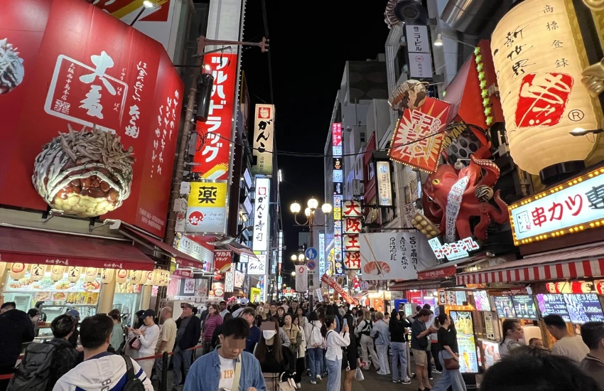 ▲大阪街頭到處都是滿滿的浮誇美食招牌。