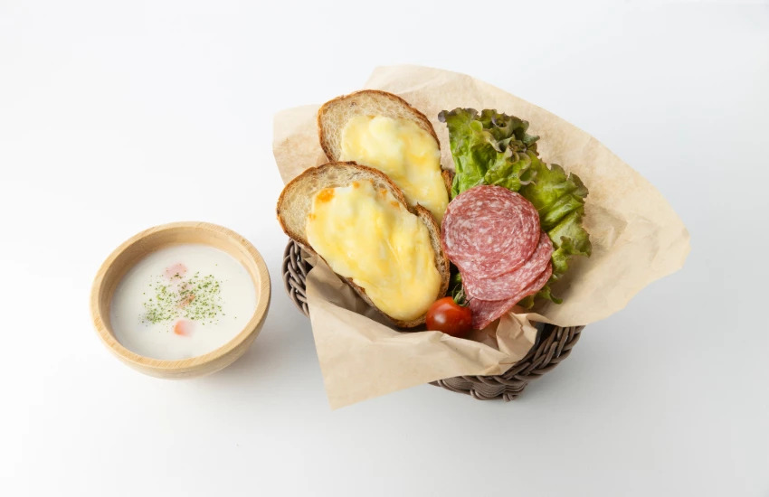 ▲黑麥土司配起司和牛奶湯的美味組合。