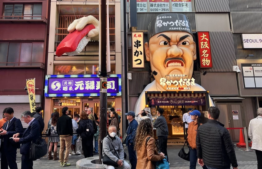 ▲這裡就是一處由熱氣、油香和人潮交錯的美食現場。