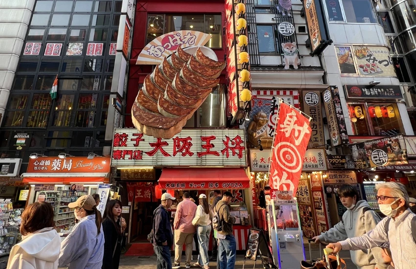 ▲行人徒步街上的每一間店，都把招牌看板做得比隔壁更誇張。