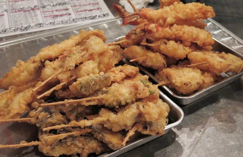 ▲一邊吃串炸、邊大口喝著啤酒，就是大阪夜晚常見的景象。