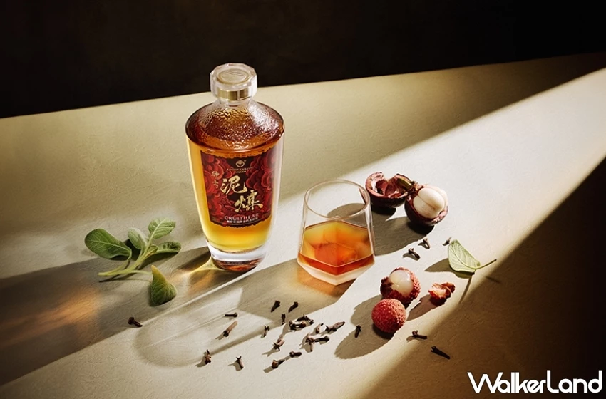 顛覆傳統想像！黑松與金門酒廠聯手打造「創世者紳士泥煤桶陳金門高粱酒」，將威士忌經典泥煤元素完美融入。