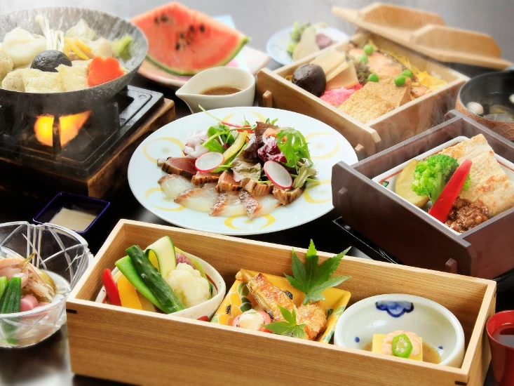 ▲晚餐提供熊本縣產的黑毛和牛陶板燒以及赤牛丼,搭配熊本當地蔬菜。 ▲晚餐提供熊本縣產的黑毛和牛陶板燒以及赤牛丼,搭配熊本當地蔬菜。