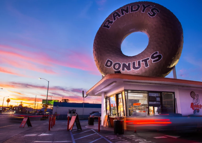 新宿車站必買伴手禮!洛杉磯甜甜圈 Randy's Donuts 插旗東京,鋼鐵人也愛吃、敲碗台灣也要。 新宿車站必買伴手禮!洛杉磯甜甜圈 Randy's Donuts 插旗東京,鋼鐵人也愛吃、敲碗台灣也要。