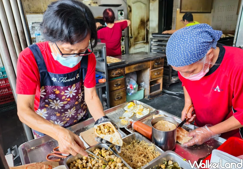 左營眷村傳奇美食!海青王家燒餅 熱賣40年,獨家燒餅夾菜吃過就忘不了。 左營眷村傳奇美食!海青王家燒餅 熱賣40年,獨家燒餅夾菜吃過就忘不了。