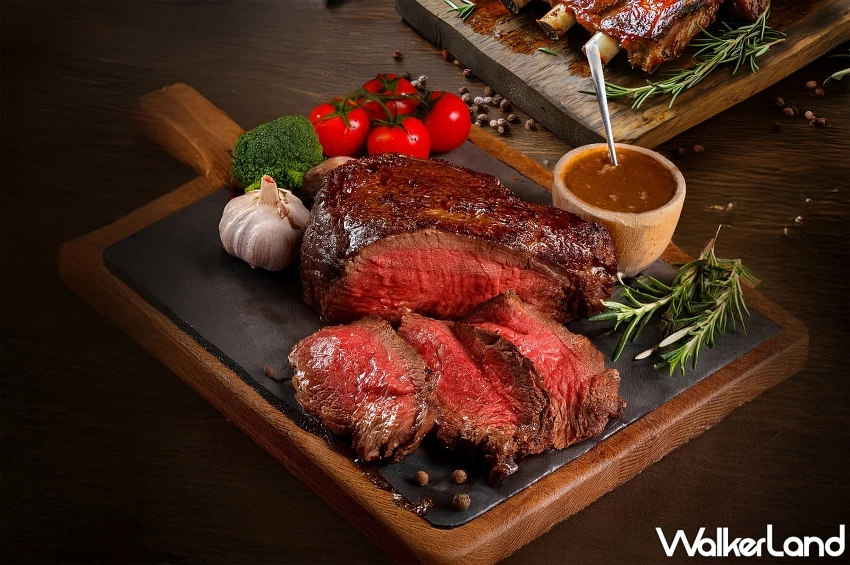 萬豪「豪吃之夜」升級回歸!肋眼牛排與BBQ豬肋排任選吃到飽、假日不加價。 萬豪「豪吃之夜」升級回歸!肋眼牛排與BBQ豬肋排任選吃到飽、假日不加價。