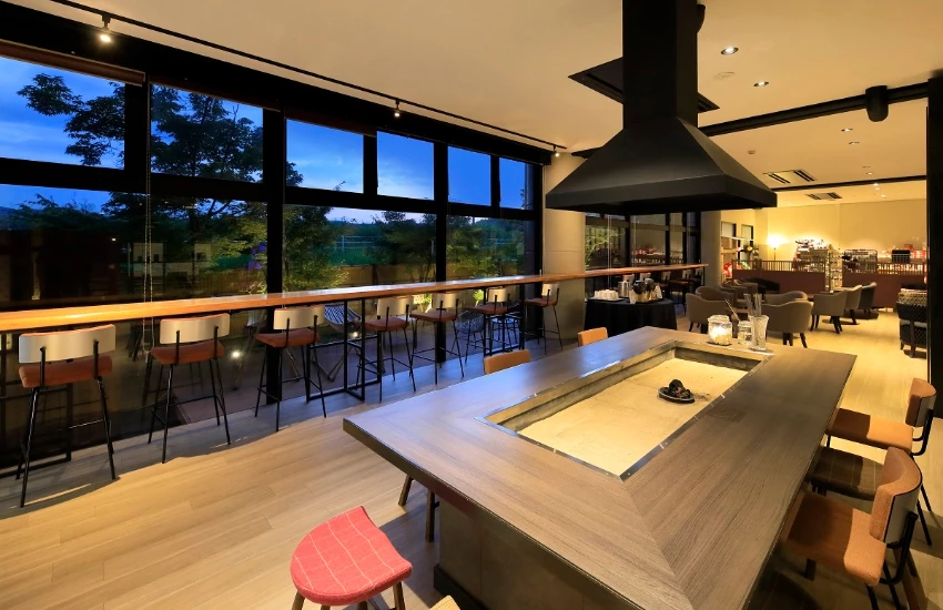 圍爐裏空間老少咸宜,可以自助烤糰子和棉花糖,感受得到濃濃的日式風情。 圍爐裏空間老少咸宜,可以自助烤糰子和棉花糖,感受得到濃濃的日式風情。