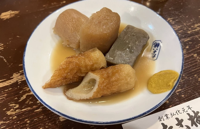 ▲鍋裡煮著白蘿蔔、蒟蒻、黑輪、蛋這些再簡單不過的食材，但是卻無敵美味。