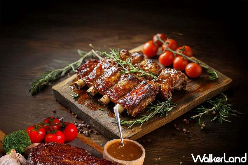 萬豪「豪吃之夜」升級回歸!肋眼牛排與BBQ豬肋排任選吃到飽、假日不加價。 萬豪「豪吃之夜」升級回歸!肋眼牛排與BBQ豬肋排任選吃到飽、假日不加價。